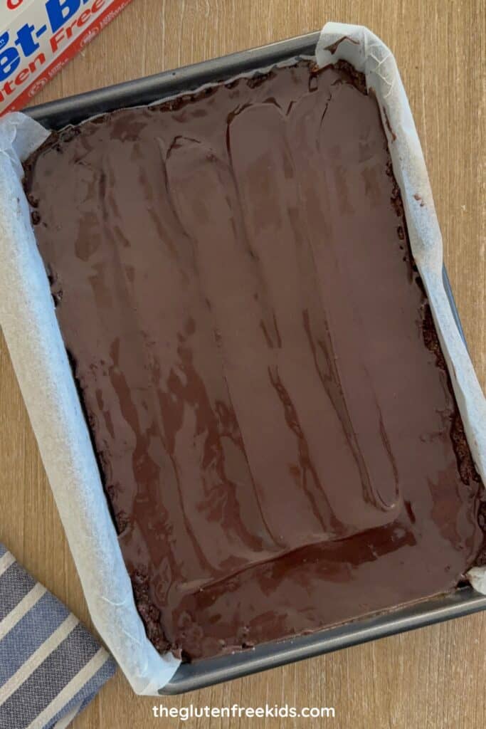 Spread the icing over the slice while it is still in the tin.